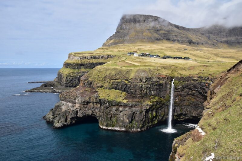 Schitterende waterval op de Faeröer Eilanden