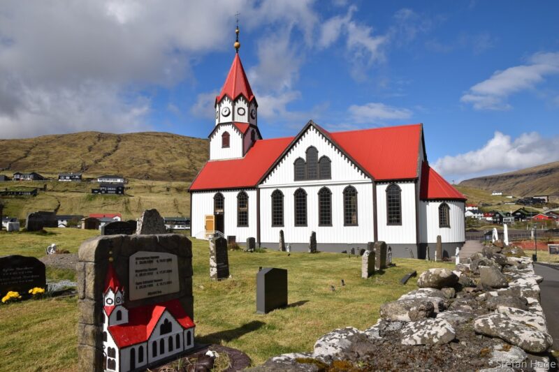 Kerkje met kerkhof op de Faeröer Eilanden