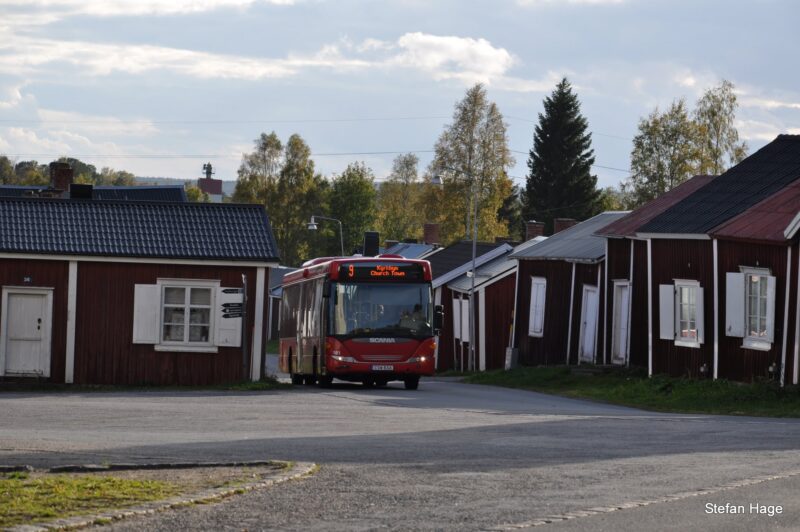 Bus door oud Zweeds dorp