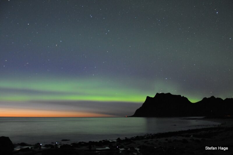 Noorderlicht boven Uttakleiv, Lofoten, Noorwegen